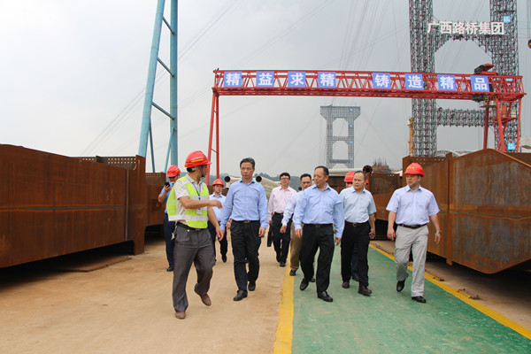 李幼林一行参观六景郁江特大桥施工现场_副本.jpg