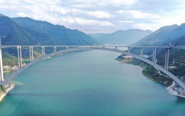 天峨龙滩特大桥主桥顺利贯通